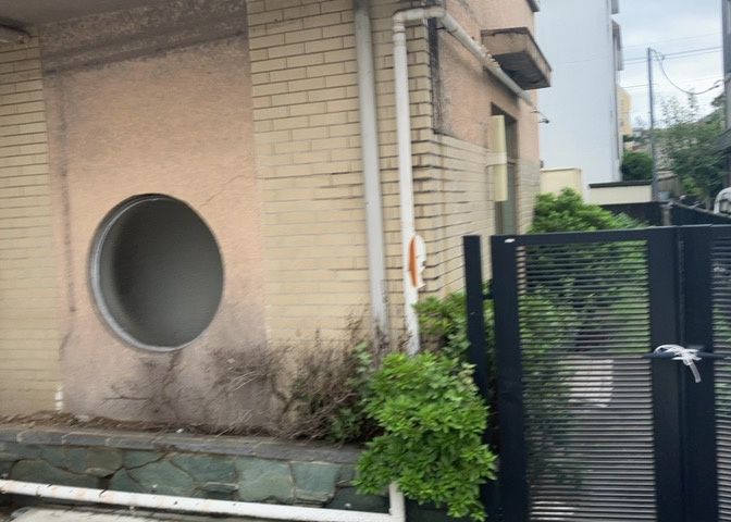 現地に行くなら、物件の周囲の地形がどうなっているかを見ることも大切です。周辺より低くなっている土地では、大雨などで水が集まりやすいため、地盤が弱くなっているということも考えられるため、注意が必要です。