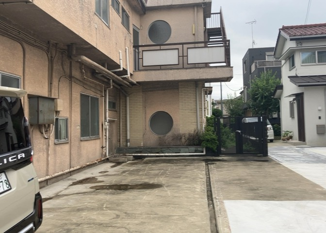隣家の土地はどうなっているのか、生活利便施設が近くにあるのか、学校まで近いかなど、お客様のライフスタイルにあわせたイメージが重要です。また、近くにあると困る施設が近くにないかも確認するといいでしょう。