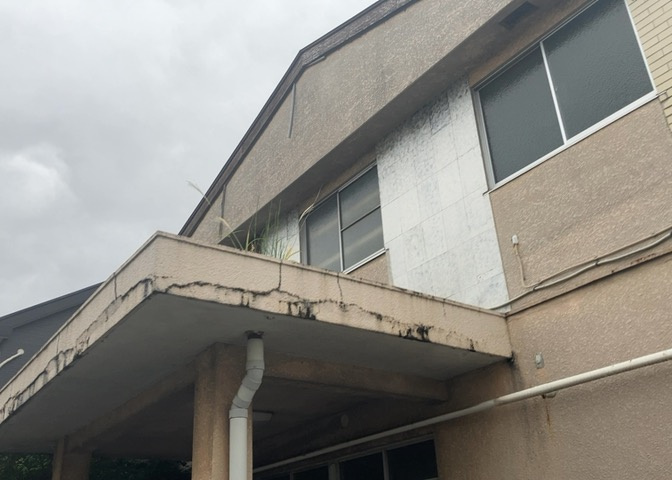 土地購入を検討されている場合、境界杭がない状態で購入してしまうと境界確定測量をする必要があり、費用がかかります。購入の前に、売主、隣土地所有者立ち合いのもと境界を確定し境界杭を設置するのがベストです。