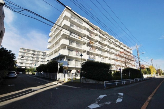 南向きのバルコニーの前面には建物が無いため陽当たりと開放感が良好です