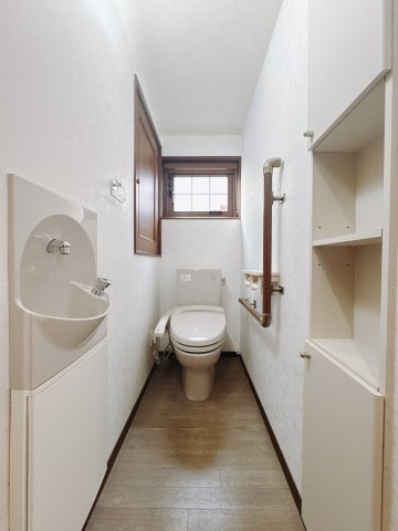 ■トイレ｜1階と2階にトイレがございます♪壁には小物を置けるスペースがあるのでトイレットペーパーのストックを置いておくのにも便利です♪写真などを飾ってもおしゃれですね♪