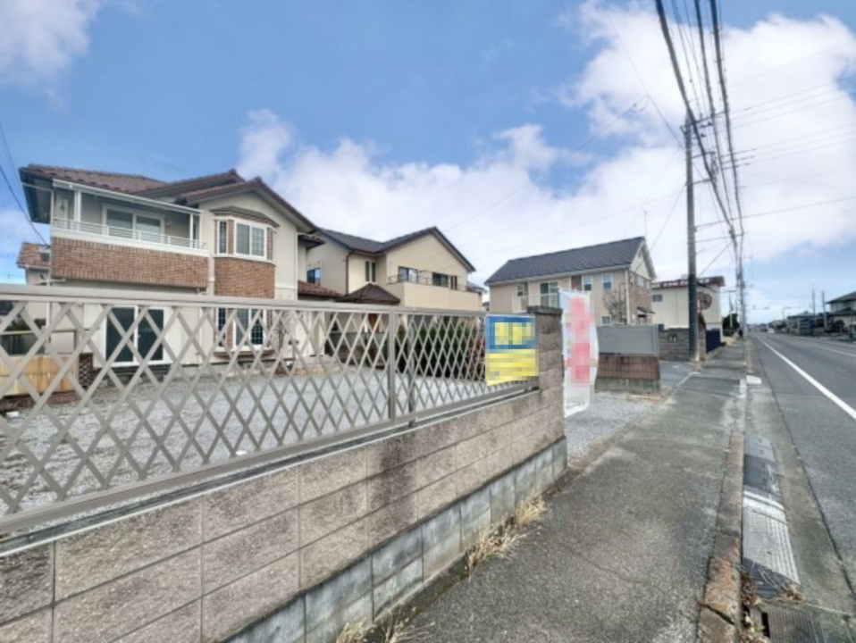 ■外観｜前面道路が広く見渡しが良いため、車の出入りやすれ違いもスムーズで日々の運転も安心して行えます♪