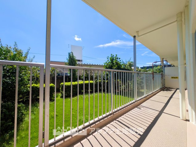 【Balcony】◆南向き◆LDKと洋室につながるバルコニー。さらに53平米の専用庭を備え、屋外にも暮らしの楽しみが広がります。