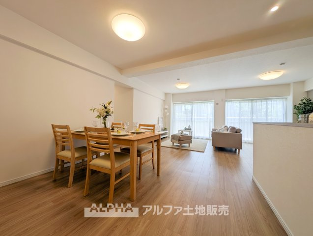 【Bright　Living】◆約23帖のLDK◆広さを活かしてソファやダイニングを配置しやすく、家族が自然と集まる開放的なリビングです。