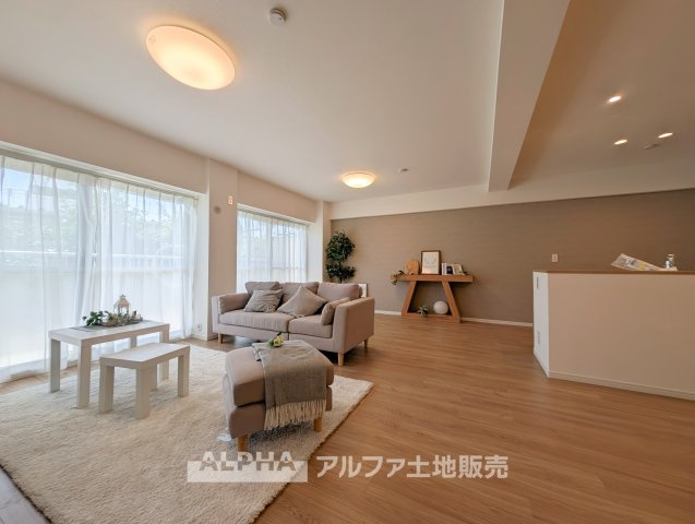 【Family　Time】◆南向きLDK◆バルコニー側に面したリビングは、家族団らんから来客時まで幅広く活躍する住空間です。