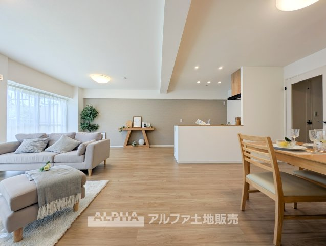 【Open　Living】◆ゆとりあるLDK◆約23帖の広さがあり、大きめの家具を取り入れたレイアウトにも対応しやすい空間です。