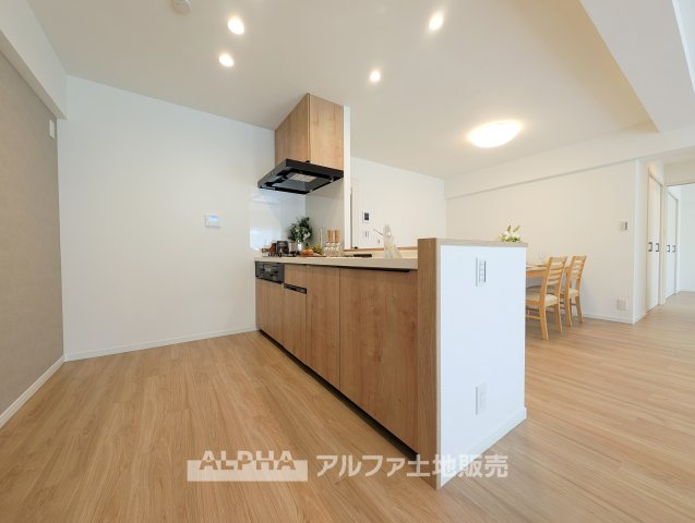 【Kitchen】◆対面キッチン◆約23帖のLDKを見渡しやすい配置で、家族との会話を楽しみながら料理や家事を進められます。