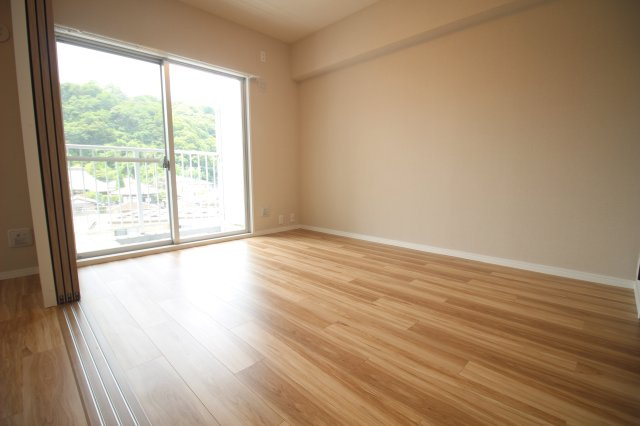 リビング隣の5.7帖洋室。このお部屋からもバルコニーへ出られます