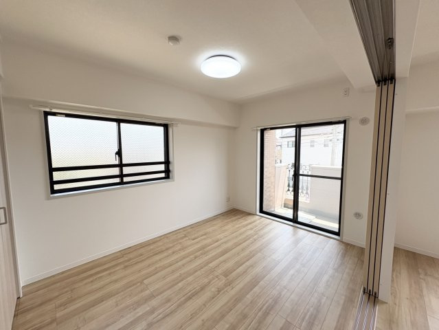 洋室6帖　引き戸で仕切って個室としても、開けて開放的にも使える間取りです。
