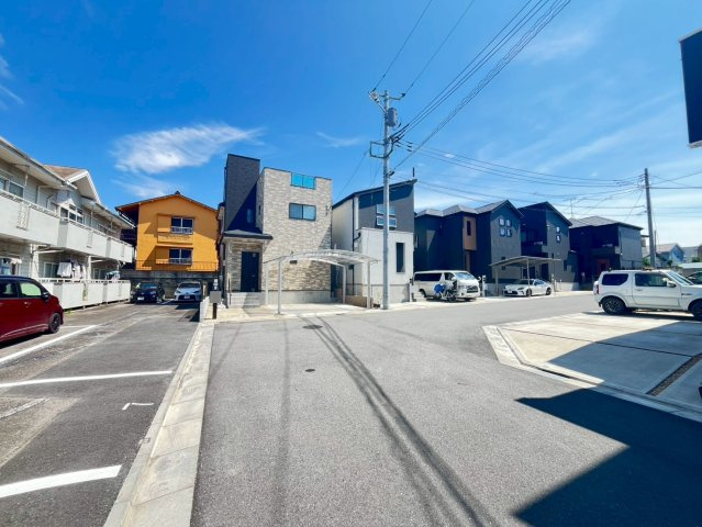 前面道路含む現地写真です　開放感のある玄関ホール。温もり感じる仕様ですので、ご家族やお客様を温かく迎えてくれます。