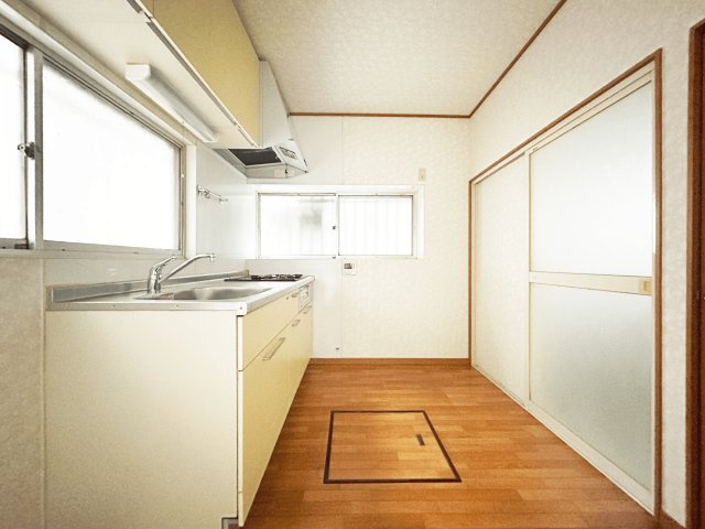 【キッチン】約4.5帖のキッチンです。南向きの二面採光で光を取り込みやすい構造になっています。