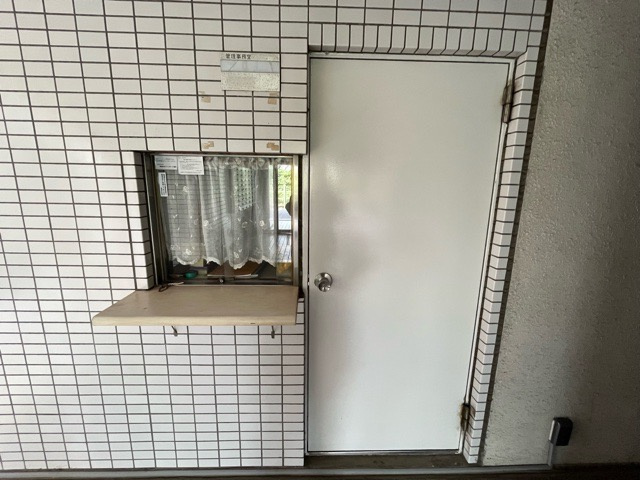 受付はマンションコンシェルジュがいる場合もあれば、管理人が滞在する小部屋を総称して呼ぶことがあります。主にエントランスに設置されていることから、防犯面でも期待ができます。防犯設備がない場合はより安心！