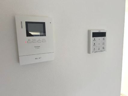 玄関のドアを開けることなく来客の顔や声を確認できるので安心して対応できますね。
