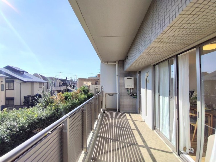 14.11ｍ2のゆとりある広さを確保した南西向きバルコニー。陽当たり・通風ともに良好で、お洗濯物も心地よく乾きます。※画像内の家具・小物等は販売対象外です。