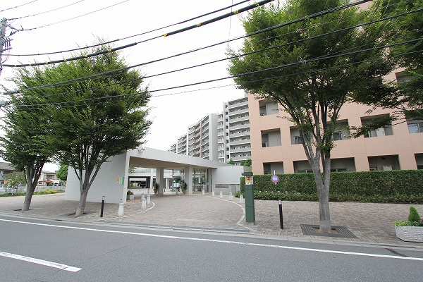 大型商業施設「リヴィンオズ大泉店」へ徒歩7分と近く、毎日のお買い物に大変便利な立地。小中学校も徒歩15分圏内に揃っており、ご家族と長く安心して暮らせる環境が整っています。