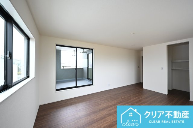 日当たりのよい寝室は大容量のウォークインクローゼット付き！