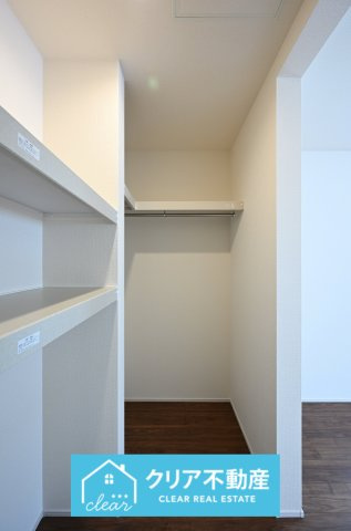季節外の洋服や冷暖房器具もしまっておける大容量の収納付きです！