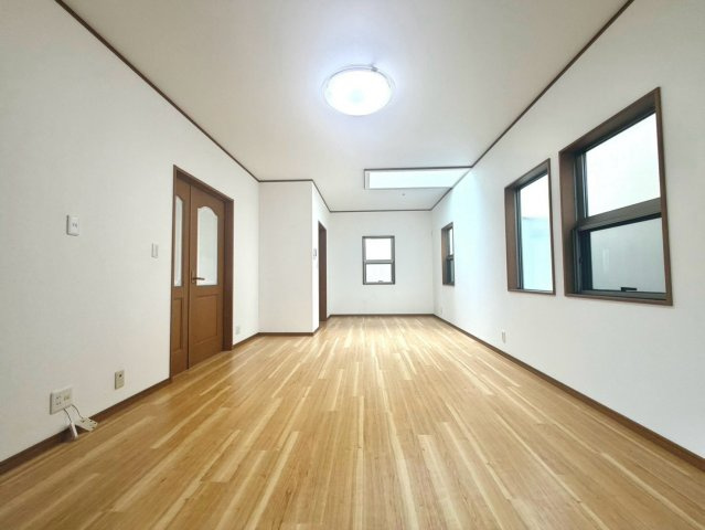 家族が自然と集まる、明るく開放的なリビング空間。　のんびりくつろげる、居心地のよさが魅力です。