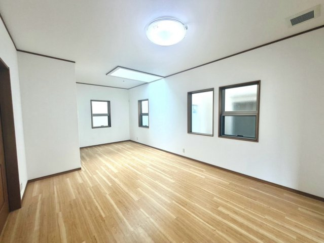 おうち時間がもっと好きになる、心地よいリビングスペース。　テレビや読書、趣味の時間も快適に過ごせる場所です。