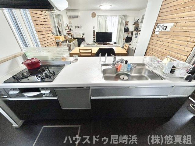 ■使い勝手の良いシステムキッチンには家事ラクを叶える食洗機付き♪三口コンロとグリルでの同時調理で時短＆効率アップ♪