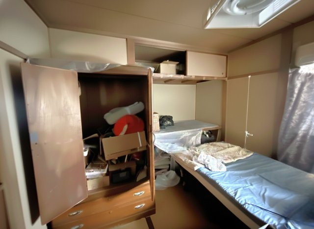 壁面の収納は、布団や衣類、日用品までしっかり収められるのが特徴です。整理やリフォームを行うことで、機能的で快適な空間に。天袋や奥行きのある棚を活用すれば、使用頻度の低い物も効率的に収納可能です。