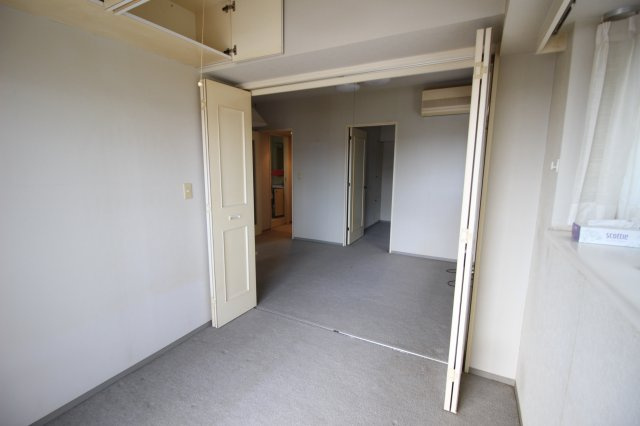 室内は空室ですのでいつでも気軽にご見学、ご入居いただけます。室内一部残置物あり（エアコン、照明器具）