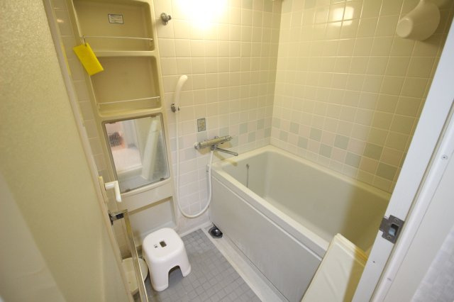 室内は空室ですのでいつでも気軽にご見学、ご入居いただけます。室内一部残置物あり（エアコン、照明器具）