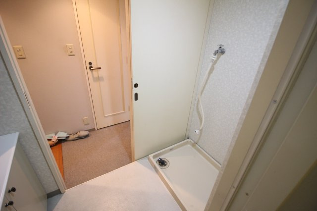 室内は空室ですのでいつでも気軽にご見学、ご入居いただけます。室内一部残置物あり（エアコン、照明器具）