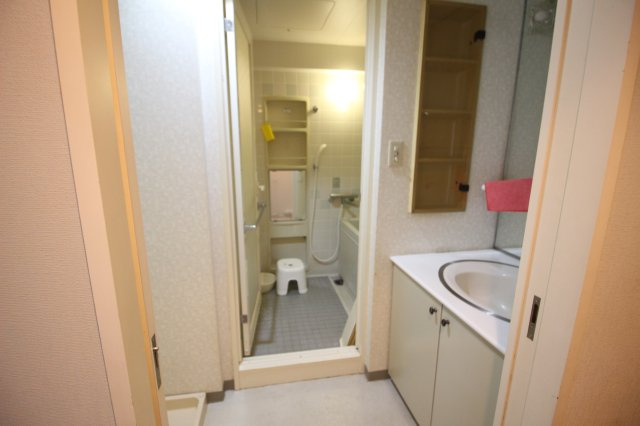 室内は空室ですのでいつでも気軽にご見学、ご入居いただけます。室内一部残置物あり（エアコン、照明器具）