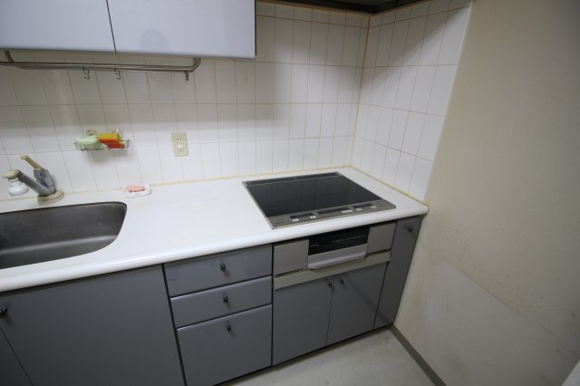 IHクッキングヒーターが付いたシステムキッチン。水周りは状態良好ですのですぐにお住まいになれます。