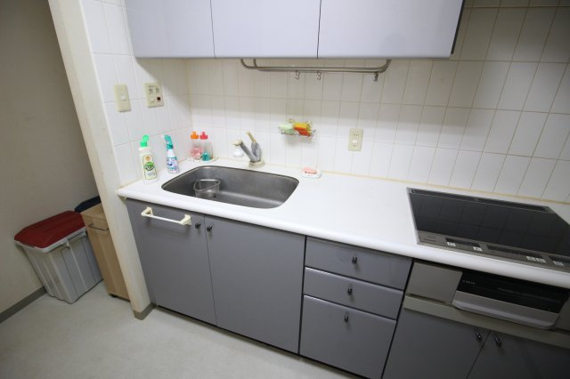 IHクッキングヒーターが付いたシステムキッチン。水周りは状態良好ですのですぐにお住まいになれます。