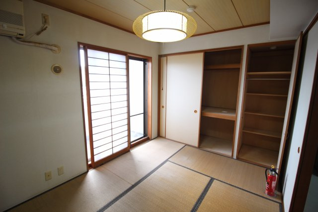 東向きの居室とリビング。朝日が部屋に射し込んできます。周辺は静かな住環境でリゾート向きです。