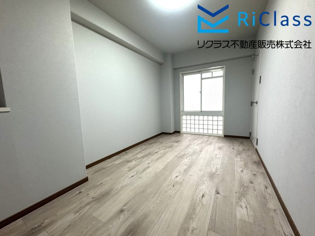 落ち着いた色調の寝室です
