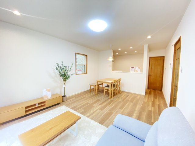 家具を置いても空間に余裕がありますね。ご家族そろってゆったりとおくつろぎいただけます♪