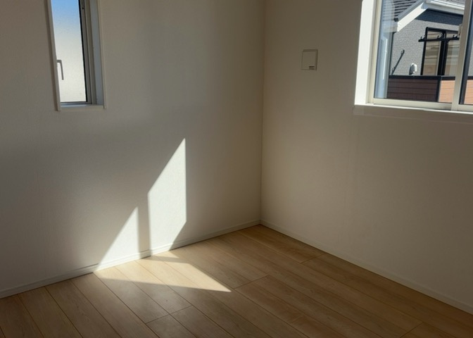 洋室のメリットは重い家具が置きやすく、身の回りが整理しやすいことです。　床がフローリングのため畳とは異なり凹みにくいです。　クローゼットなど収納が豊富で、普段使わない旅行カバンや服の整頓も簡単にです。