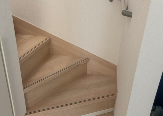 建物の上下階の通路である階段は、その位置によって動線や室内の印象が大きく左右されます。手摺にも重要な役割があり、転倒の防止・歩行や動作を円滑にして日常生活を支えることを主な目的として設置されています。