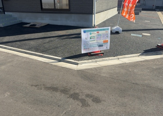 駐車場と明記されていても、最小スペースでつくられた駐車場だと大型車は駐車できなかったり、出入りしにくくなったりする可能性があります。お車のサイズと購入したい物件の駐車場のサイズを現地で確認しましょう。
