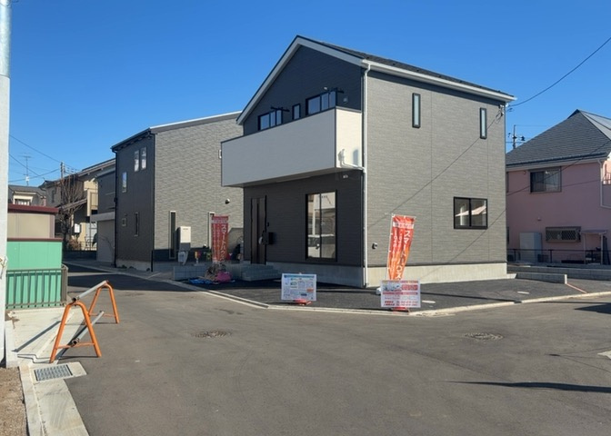 住宅用の土地では前面道路に2m以上接していなければならないと法律で定められています。しかし、お持ちの車のサイズやライフスタイルなどにより、2mでは利便が悪い場合もございますので、事前に確認しましょう。