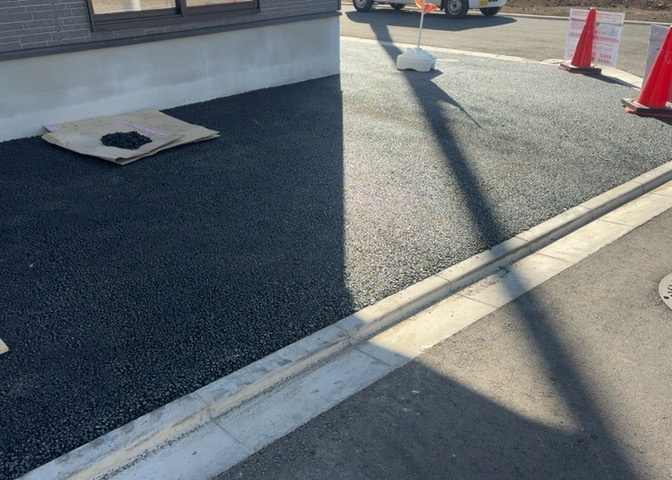 庭があることでガーデニングや家庭菜園はもちろん、こどもの遊び場やペットを放して遊ぶことができます。また、家の周囲に余裕があるということです。隣地との間があれば、十分な日当たりと、風通しが確保できます。