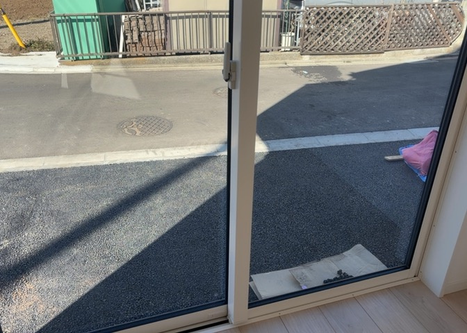サッシとは、ガラス窓に使用される金属製の窓枠のことです。一般的に住宅建築では、金属製建具工事の段階で備え付けるもので、ガラス類や玄関、バスルームのスチール製のドアなどと同じタイミングで工事を行います。