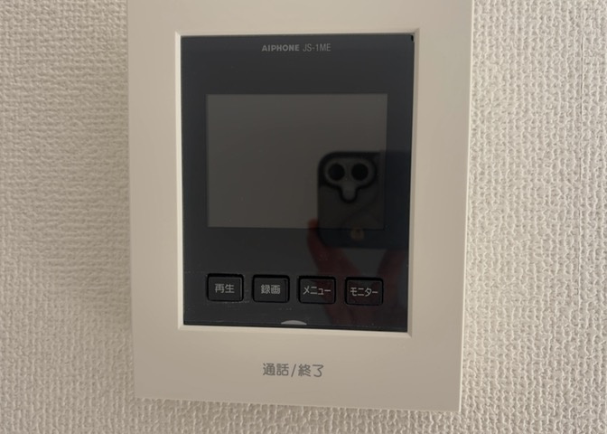 モニターで来訪者を確認して、目的が分からない場合はインターホンを通じて室内から会話することができます。怪しいと感じた場合はインターホン越しにお帰りいただくことができるので、直接会うことがなく安全です。