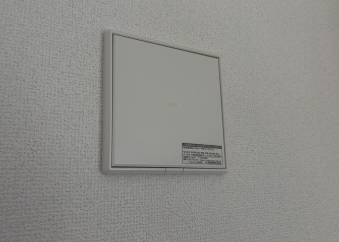 1日中建物内の換気が行われるように設計された仕組みです。気密性の高い住宅は、家に籠った空気でシックハウス症候群になる可能性がありますが、24時間換気システムであれば計画的な換気で対策が可能です。