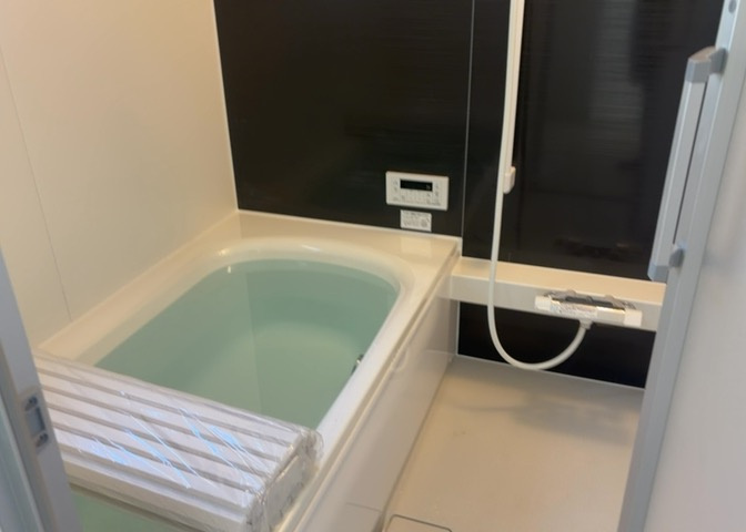 入浴時の快適さも大事なことですが、綺麗な状態を維持できなければ気持ちよく入浴できません。毎日の掃除が楽という点は大事なポイントになります！カビが生えにくく掃除がしやすい、壁や浴槽を選ぶといいでしょう。