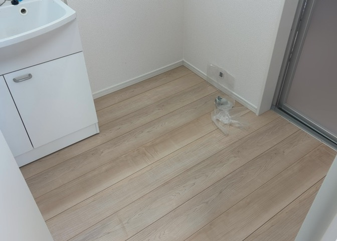 多くの戸建て住宅で見かける洗面脱衣所は、洗面台と洗濯機が2畳ほどのスペースに並べられていて、洗面所が脱衣所を兼ね備えている間取りが一般的です。お客様が利用することもある、パブリックな空間でもあります。