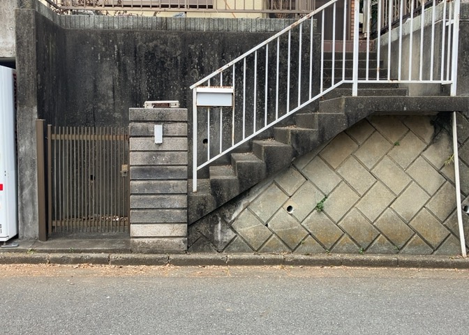 土地の形が極端に長細かったり、狭小地、あるいは道路との高低差がある傾斜地だった場合、後々売ろうとしても買い手がつかない場合もあります。後々、売却することになった時に価値の下がらない土地を選びましょう。
