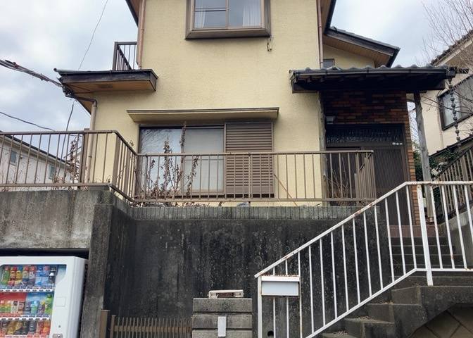 土地の面積＝住宅面積ではありません。建ぺい率の問題などで、土地のある場所によって住宅を建てられる面積は限られています。高さもしかり、「土地」という言葉の中には、建築条件も含まれると考えておきましょう。