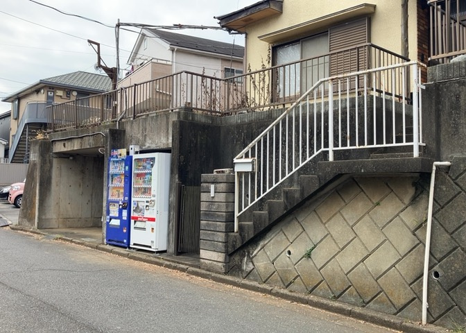 家を建てる場合、方位は要チェックです。現実的に日当たりのよい家ならばリビングは南側、建築基準法でも北側に当たる家への配慮は求められています。土地を見学に行く際は、方位磁針を持って行くようにしましょう。