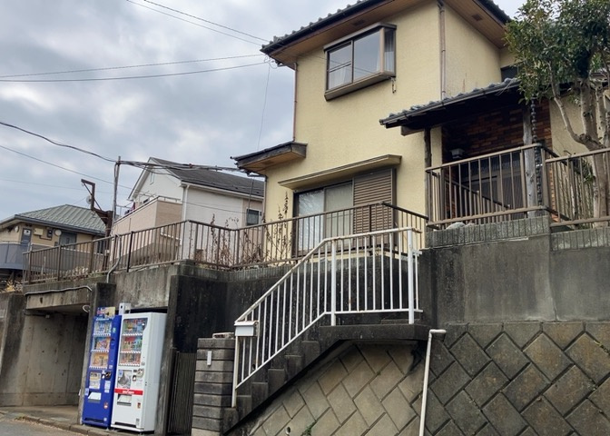 土地を買う際、住む地域の自治体や福祉の補助制度にも注目してみましょう。子供や老人の医療補助やゴミ出しのルールなど、自治体によってルールに大きな違いがあるため、暮らしやすい土地で判断するとよいでしょう。