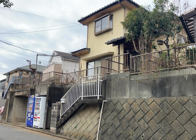 土地の前の道路に消火栓が設置されていることがあります。この場合、道路交通法第45条第1項により、駐車禁止の場所が指定されています。そのため、車庫などの駐車スペースをつくることができない場合があります。