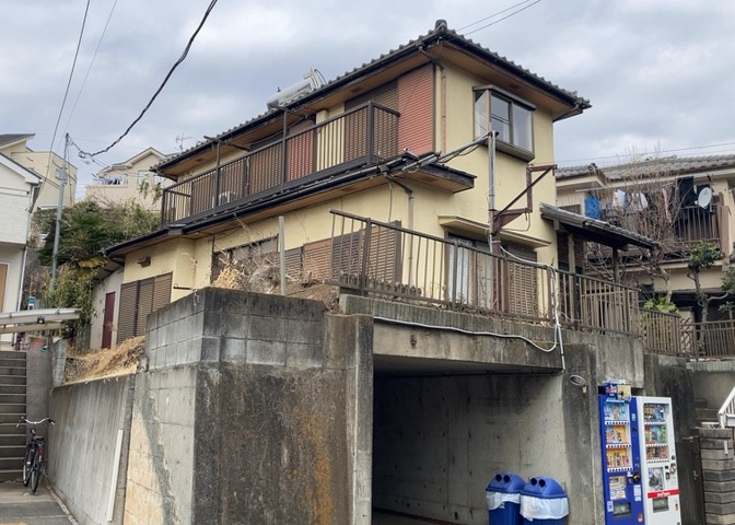 現地に行くなら、物件の周囲の地形がどうなっているかを見ることも大切です。周辺より低くなっている土地では、大雨などで水が集まりやすいため、地盤が弱くなっているということも考えられるため、注意が必要です。